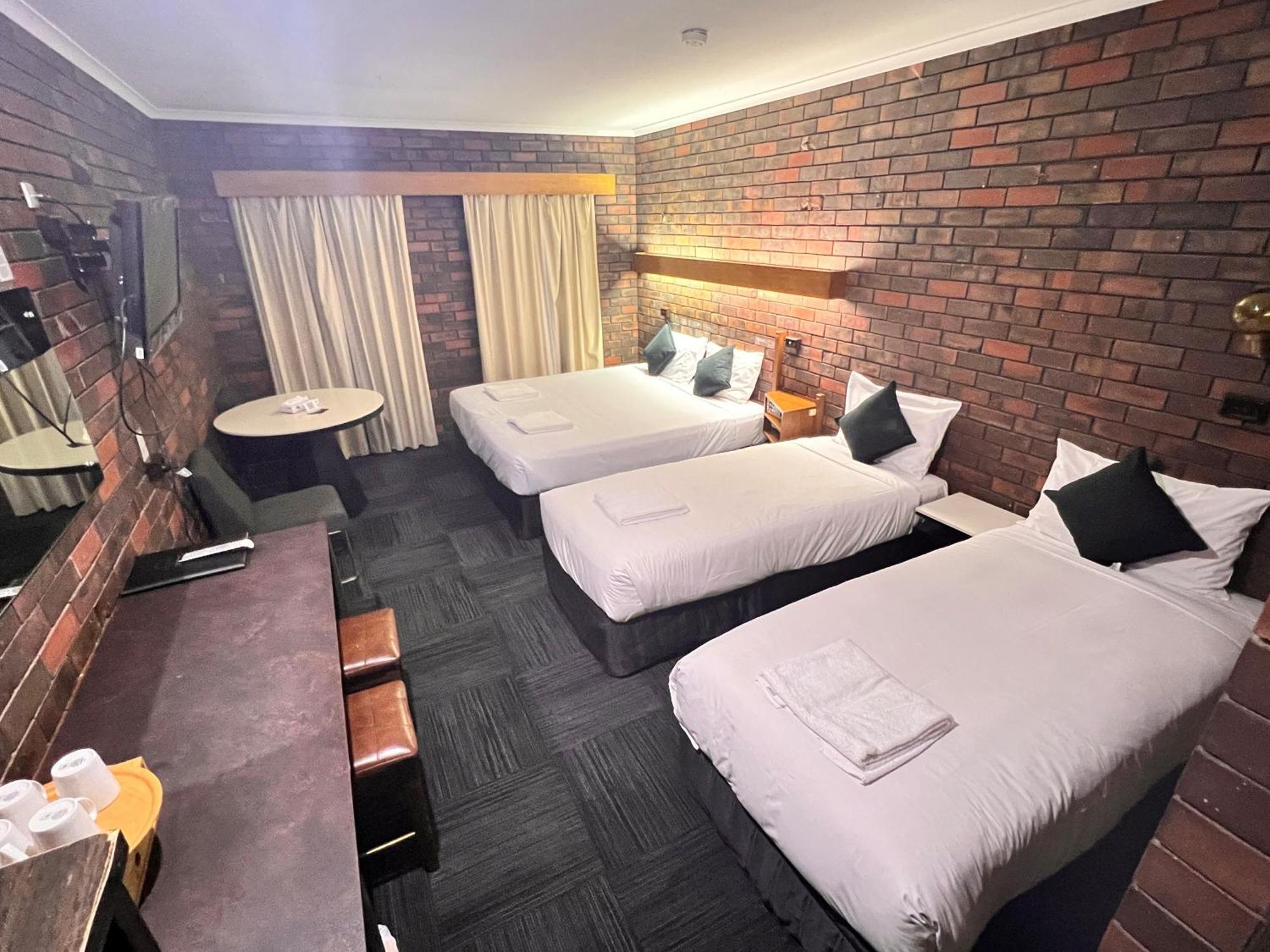 Two Rivers Motel Wentworth Экстерьер фото